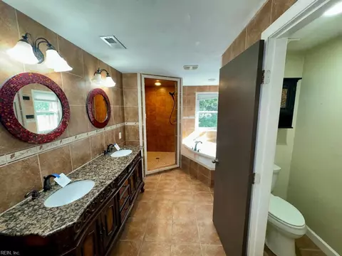 Bath - 1324 Milton St, Norfolk, VA 23505 photo 2 of 3