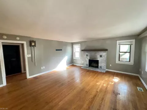 Living - 1324 Milton St, Norfolk, VA 23505 photo 1 of 9