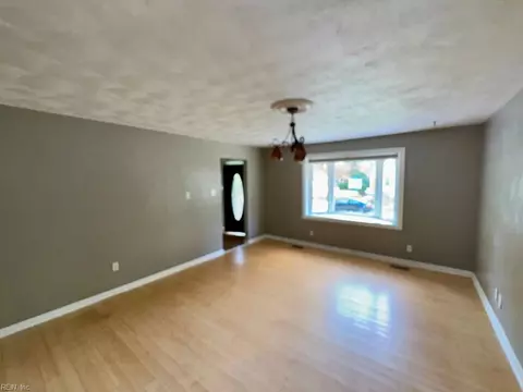 Living - 1324 Milton St, Norfolk, VA 23505 photo 4 of 9