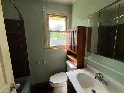 Bath - 6325 Colgate Ave, Norfolk, VA 23518 photo 2 of 2