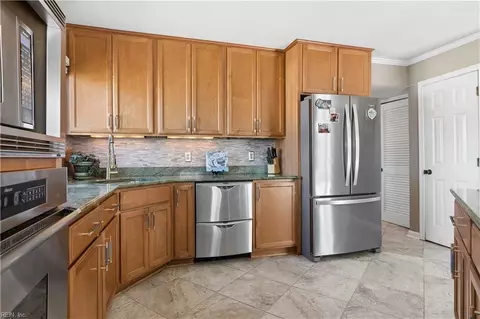 Kitchen - 3 Thimble Shoals Ct, Hampton, VA 23664 photo 3 of 7
