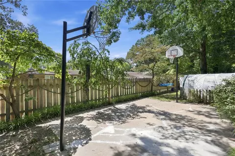 Exterior - 1050 Windjammer Dr, Hampton, VA 23669 photo 12 of 16