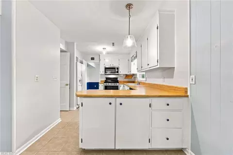 Kitchen - 1050 Windjammer Dr, Hampton, VA 23669 photo 4 of 4