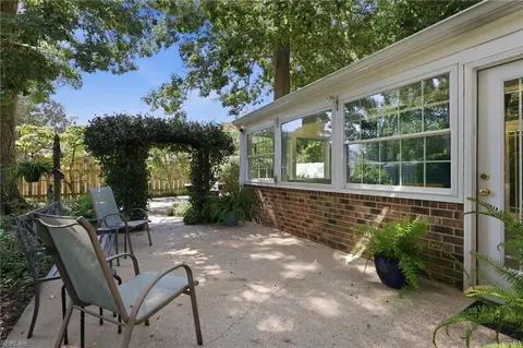 Exterior - 1050 Windjammer Dr, Hampton, VA 23669 photo 8 of 16