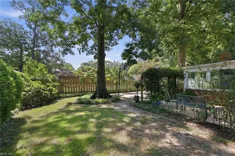 Exterior - 1050 Windjammer Dr, Hampton, VA 23669 photo 13 of 16