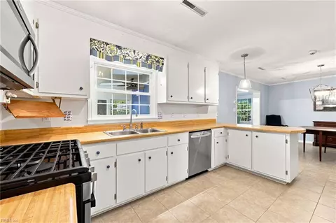 Kitchen - 1050 Windjammer Dr, Hampton, VA 23669 photo 1 of 4