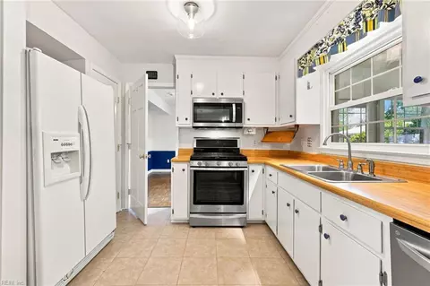 Kitchen - 1050 Windjammer Dr, Hampton, VA 23669 photo 2 of 4