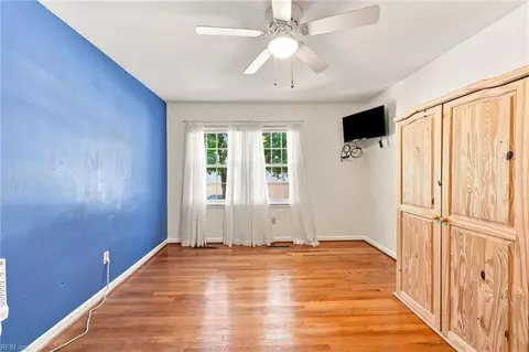 Bedroom - 1050 Windjammer Dr, Hampton, VA 23669 photo 4 of 5