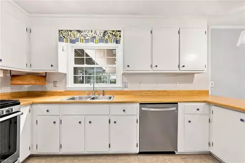 Kitchen - 1050 Windjammer Dr, Hampton, VA 23669 photo 3 of 4