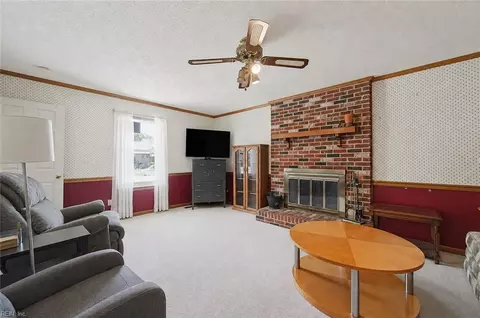 Living - 211 Woodburn Dr, Hampton, VA 23664 photo 2 of 4