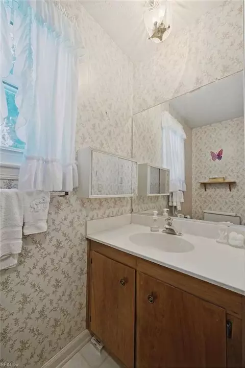Bath - 211 Woodburn Dr, Hampton, VA 23664 photo 2 of 6