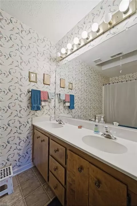 Bath - 211 Woodburn Dr, Hampton, VA 23664 photo 4 of 6