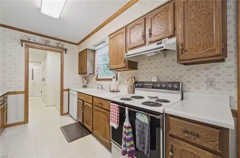 Kitchen - 211 Woodburn Dr, Hampton, VA 23664 photo 1 of 3