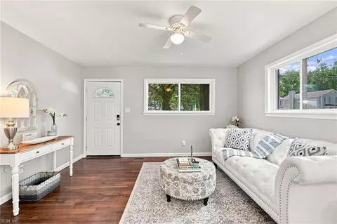 Living - 537 Greenbriar Ave, Hampton, VA 23661 photo 4 of 5