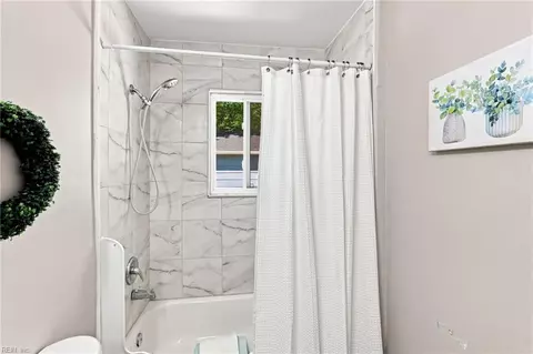Bath - 537 Greenbriar Ave, Hampton, VA 23661 photo 2 of 4