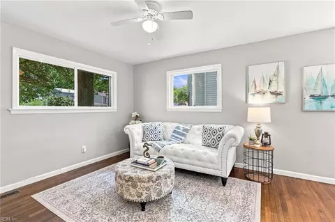 Living - 537 Greenbriar Ave, Hampton, VA 23661 photo 3 of 5