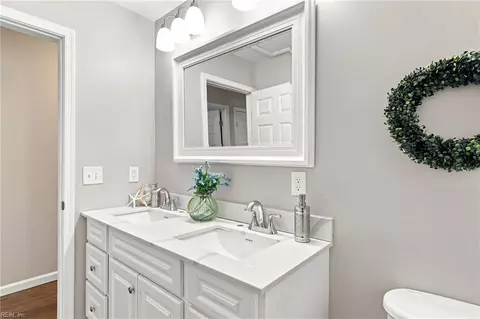 Bath - 537 Greenbriar Ave, Hampton, VA 23661 photo 3 of 4