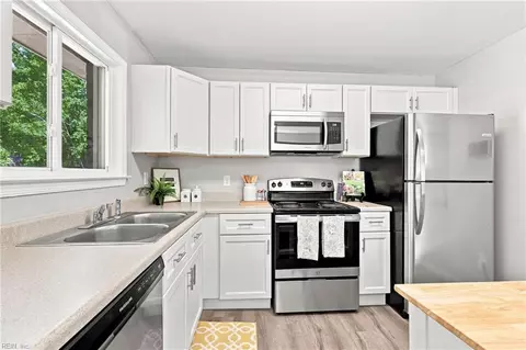 Kitchen - 537 Greenbriar Ave, Hampton, VA 23661 photo 3 of 5