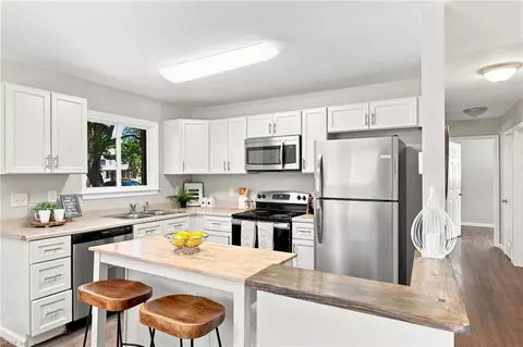 Kitchen - 537 Greenbriar Ave, Hampton, VA 23661 photo 5 of 5