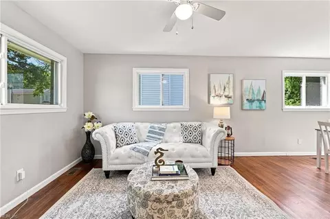 Living - 537 Greenbriar Ave, Hampton, VA 23661 photo 2 of 5