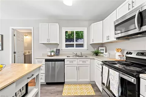 Kitchen - 537 Greenbriar Ave, Hampton, VA 23661 photo 4 of 5