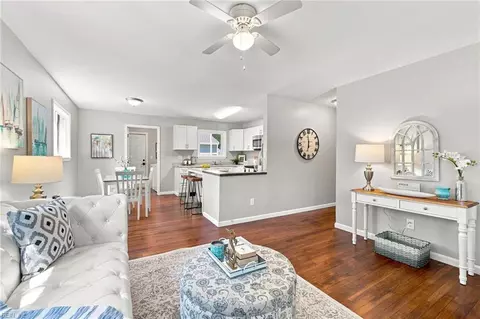 Living - 537 Greenbriar Ave, Hampton, VA 23661 photo 5 of 5
