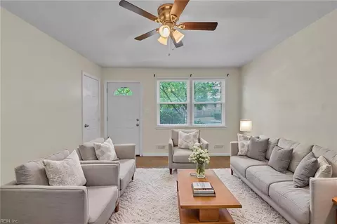 Living - 4567 Dora Cir, Norfolk, VA 23513 photo 3 of 4
