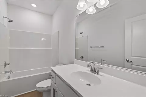 Bath - 2044 Mango St, Chesapeake, VA 23321 photo 2 of 2