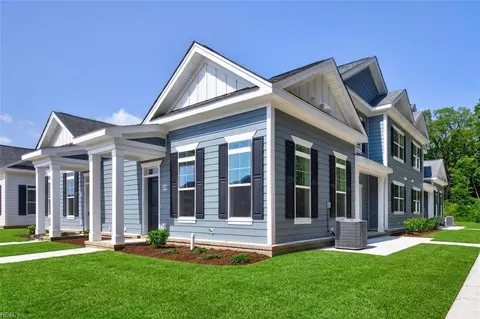 Exterior - 2044 Mango St, Chesapeake, VA 23321 photo 2 of 3