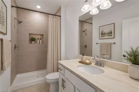 Bath - 2044 Mango St, Chesapeake, VA 23321 photo 1 of 2
