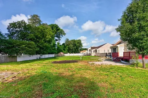 Exterior - 4021 Cory Ln, Chesapeake, VA 23321 photo 5 of 8