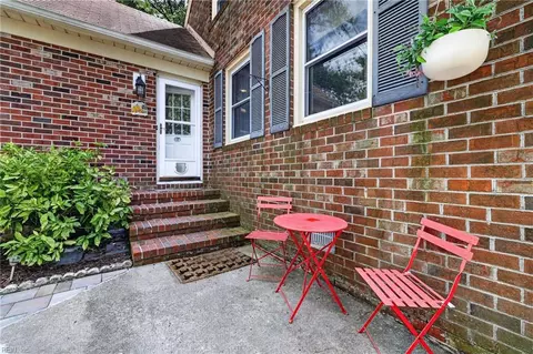 Exterior - 1008 Beach Rd, Hampton, VA 23664 photo 6 of 13