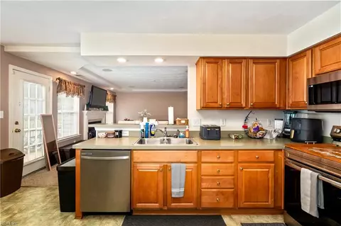 Kitchen - 2 Egret Cir, Hampton, VA 23666 photo 2 of 2