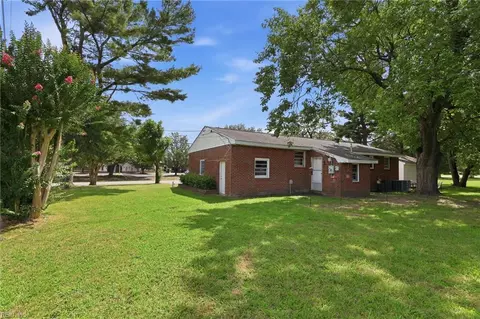 Exterior - 424 Shell Rd, Chesapeake, VA 23323 photo 4 of 8