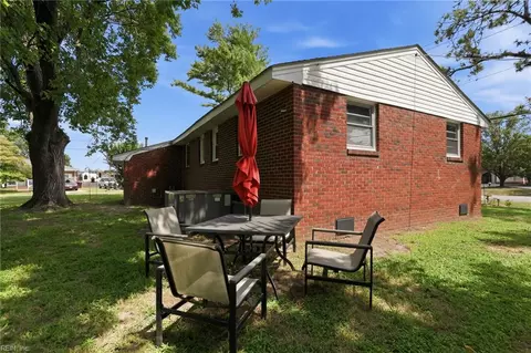 Exterior - 424 Shell Rd, Chesapeake, VA 23323 photo 6 of 8