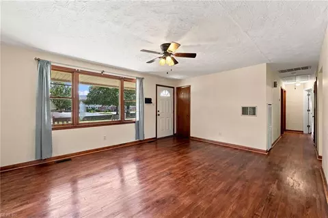Living - 424 Shell Rd, Chesapeake, VA 23323 photo 4 of 6