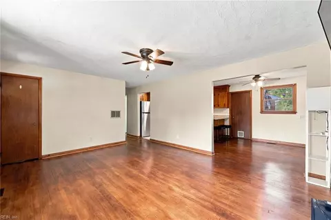 Living - 424 Shell Rd, Chesapeake, VA 23323 photo 5 of 6