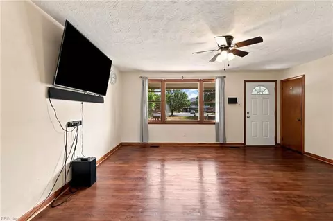 Living - 424 Shell Rd, Chesapeake, VA 23323 photo 3 of 6