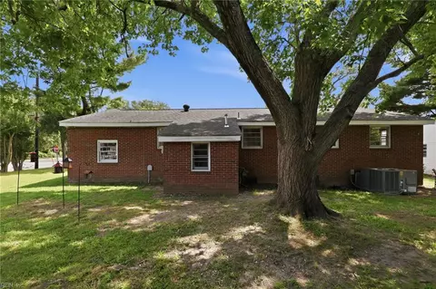 Exterior - 424 Shell Rd, Chesapeake, VA 23323 photo 5 of 8