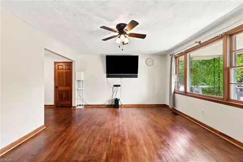Living - 424 Shell Rd, Chesapeake, VA 23323 photo 2 of 6