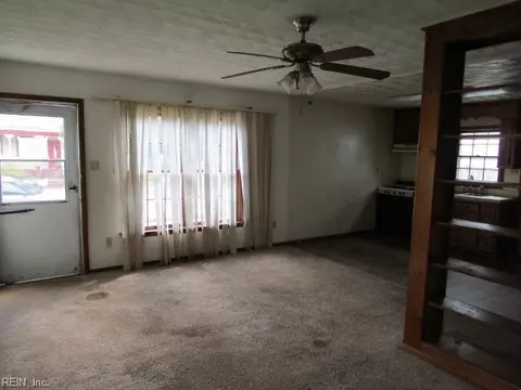 Living - 262 Lee St, Hampton, VA 23669 photo 2 of 3