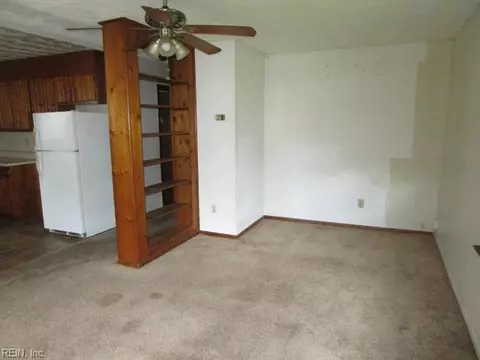 Living - 262 Lee St, Hampton, VA 23669 photo 1 of 3