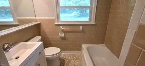 Bath - 1527 Eagle Ave, Norfolk, VA 23518 photo 1 of 4