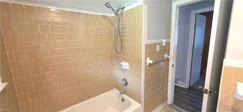Bath - 1527 Eagle Ave, Norfolk, VA 23518 photo 2 of 4