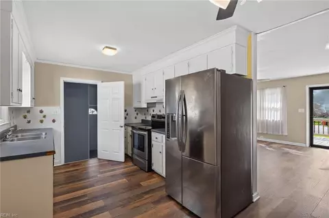 Entry Way - 18 Haley Dr, Hampton, VA 23661 photo 2 of 2