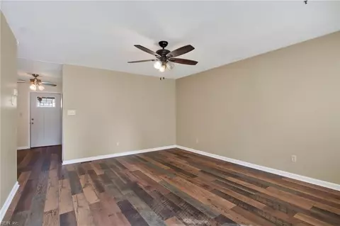 Living - 18 Haley Dr, Hampton, VA 23661 photo 2 of 7