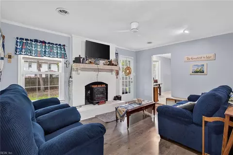 Living - 15 Patriot Cres, Hampton, VA 23666 photo 3 of 3