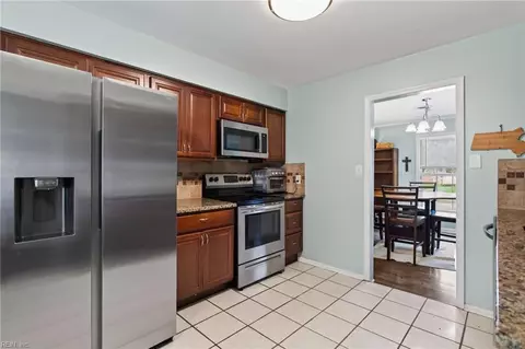 Entry Way - 15 Patriot Cres, Hampton, VA 23666 photo 2 of 2