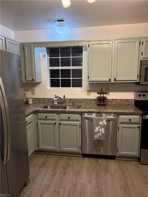 Kitchen - 7133 Brendan Ct, Gloucester, VA 23061 photo 2 of 4