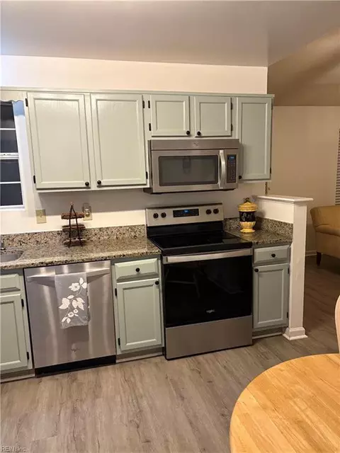 Kitchen - 7133 Brendan Ct, Gloucester, VA 23061 photo 3 of 4